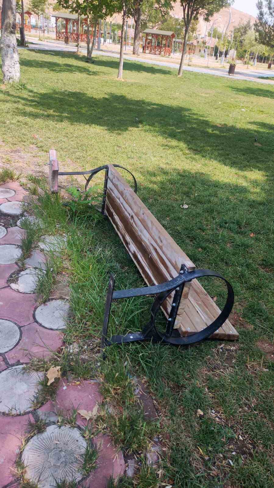 Kurtalan’da parktaki banklara zarar verildi