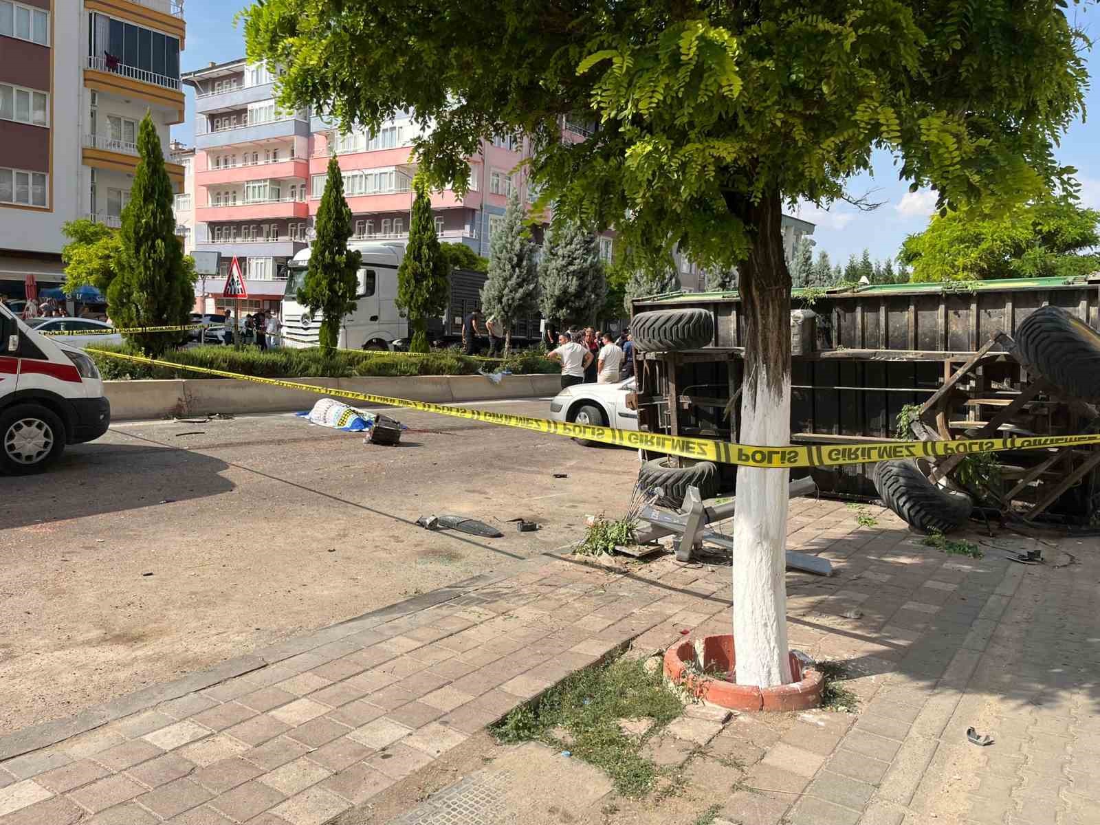 Freni patlayan tır zincirleme kazaya yol açtı, 1 kişi hayatını kaybetti 