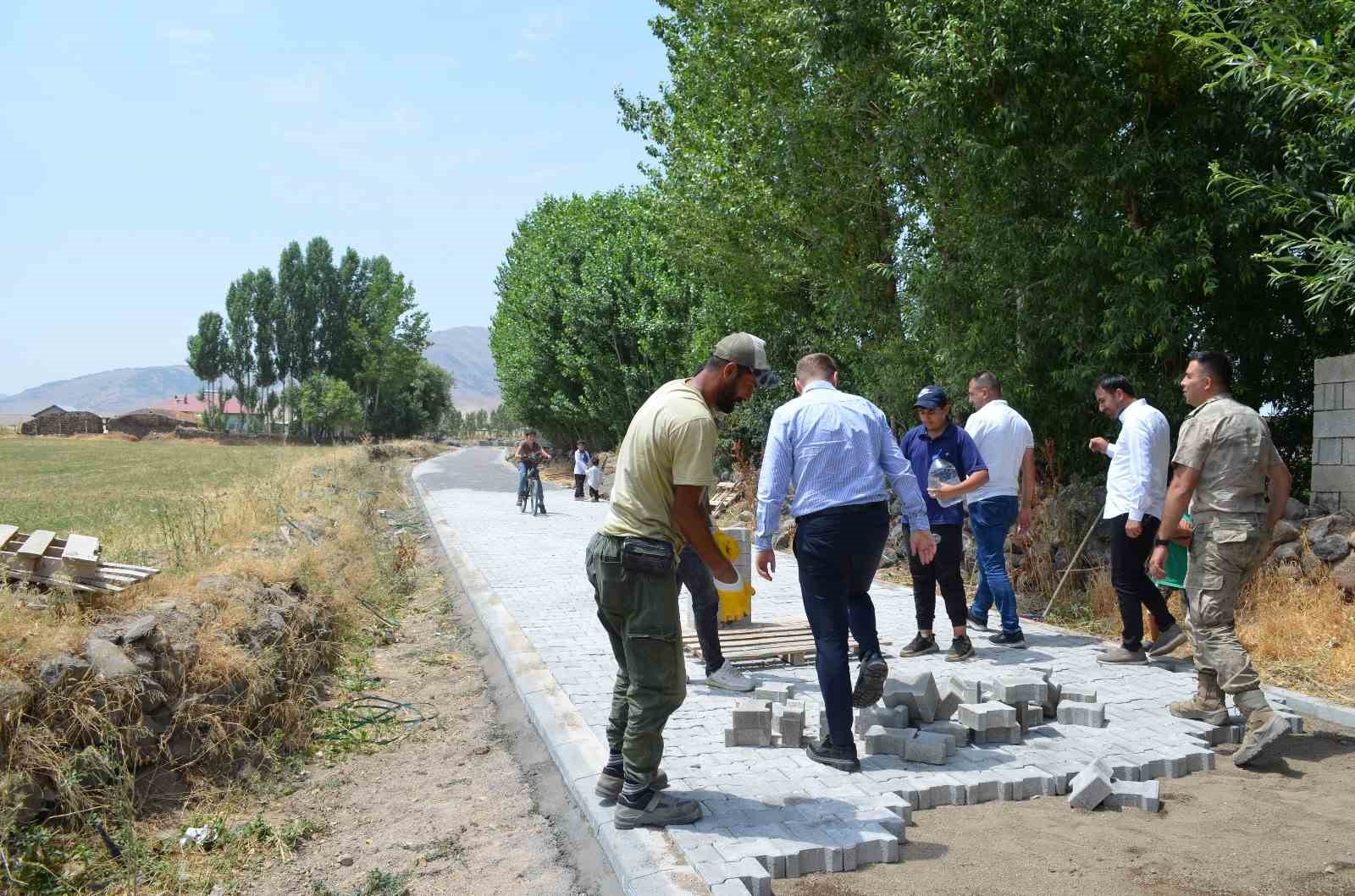 Bulanık’ta yol asfaltlama çalışması 