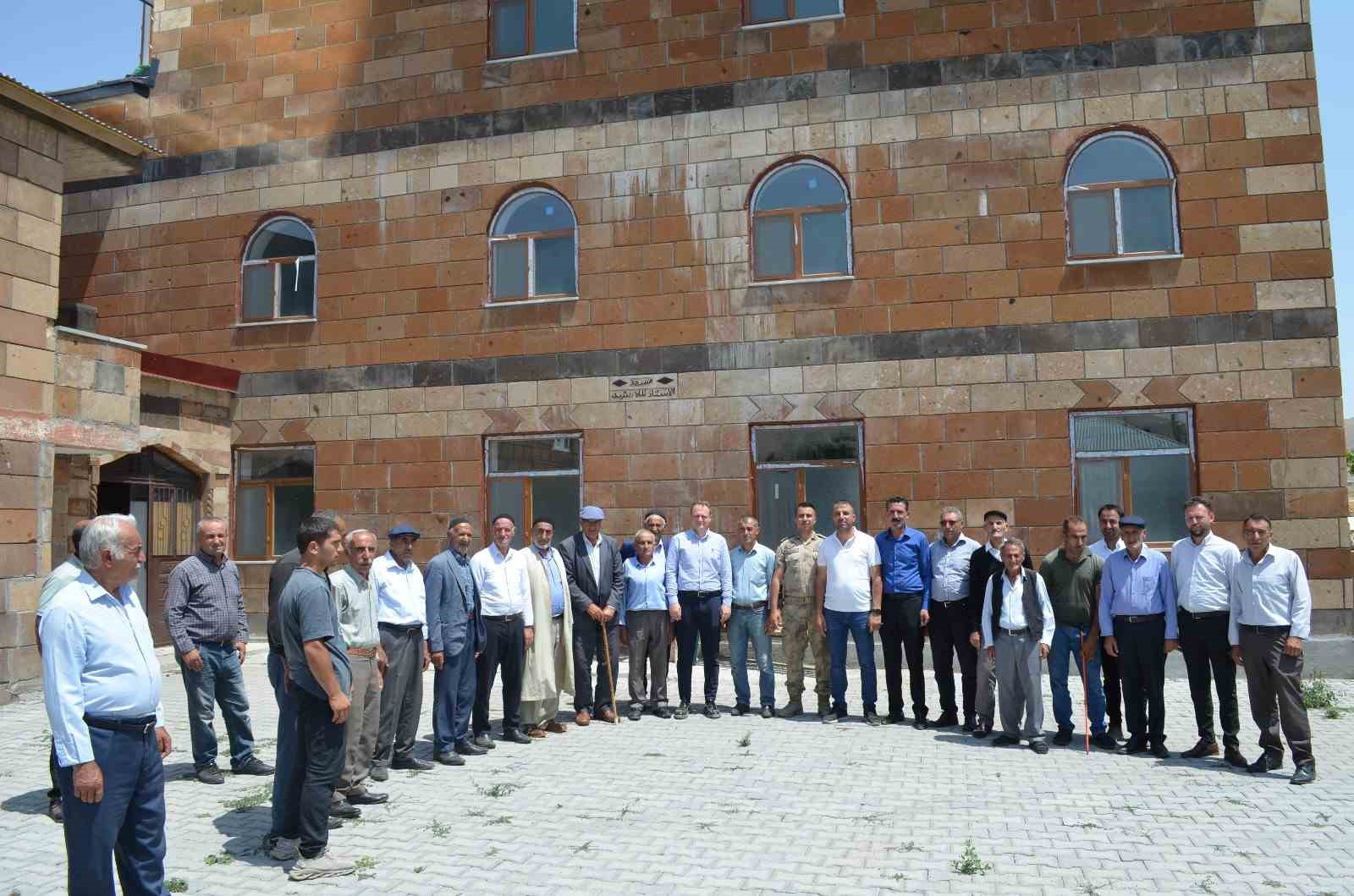 Bulanık’ta yol asfaltlama çalışması 