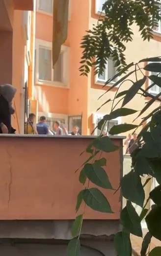 5 katlı binadan düşen genç hayatını kaybetti 