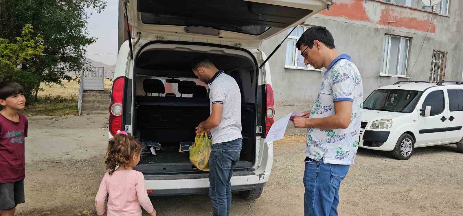 Duyarlı vatandaş yaralı atmacayı besleyip yetkililere teslim etti 