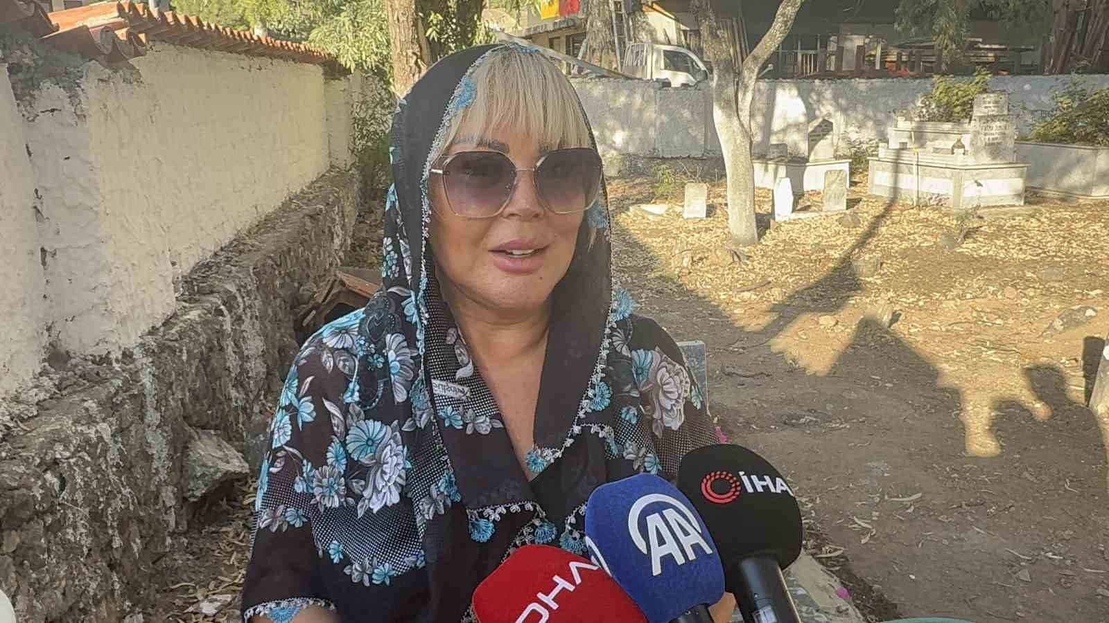 Safiye Soyman oğlunun kabrini ziyaret etti: 