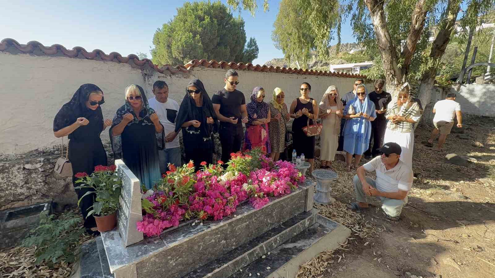 Safiye Soyman oğlunun kabrini ziyaret etti: 