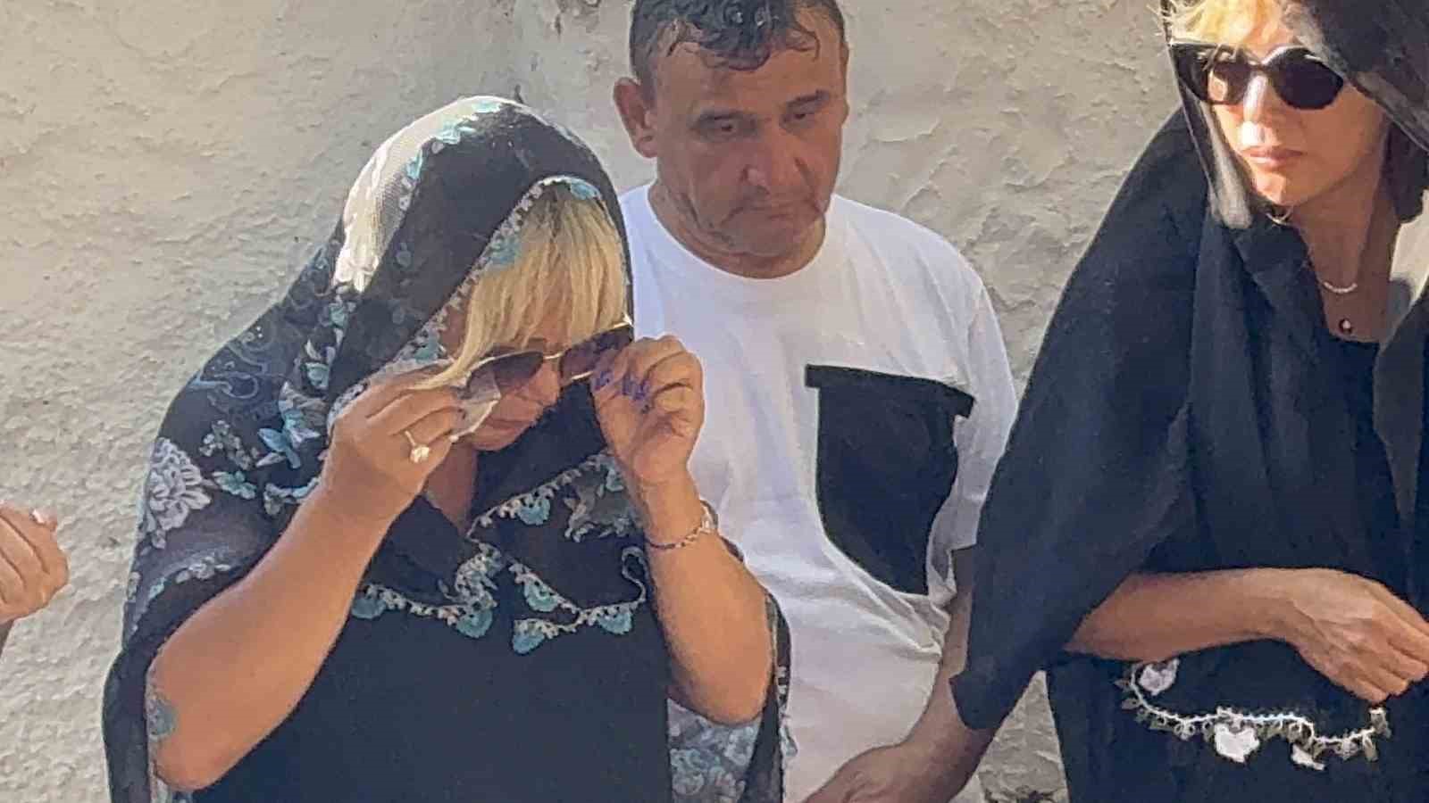 Safiye Soyman oğlunun kabrini ziyaret etti: 