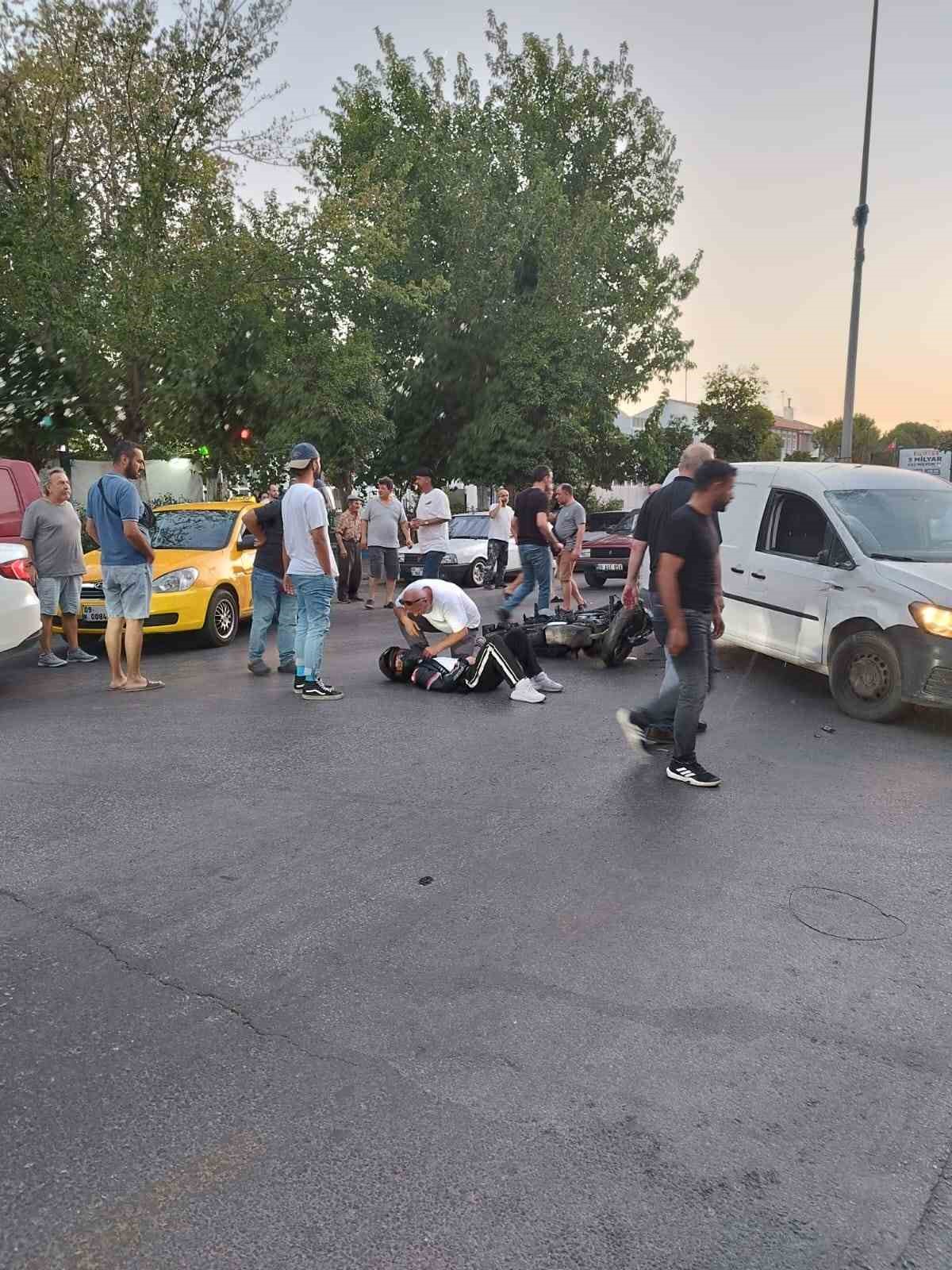 Ters yönden dönüş yapan araç motosikletle çarpıştı: 2 yaralı 