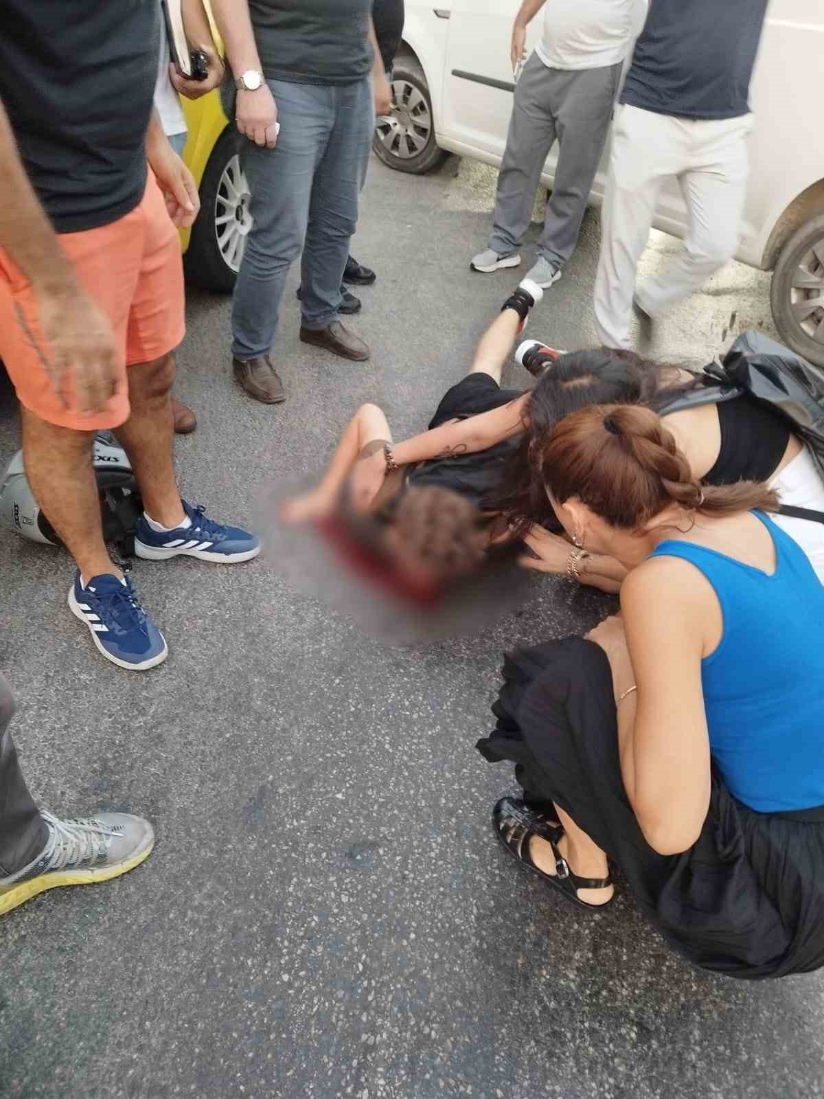 Ters yönden dönüş yapan araç motosikletle çarpıştı: 2 yaralı 