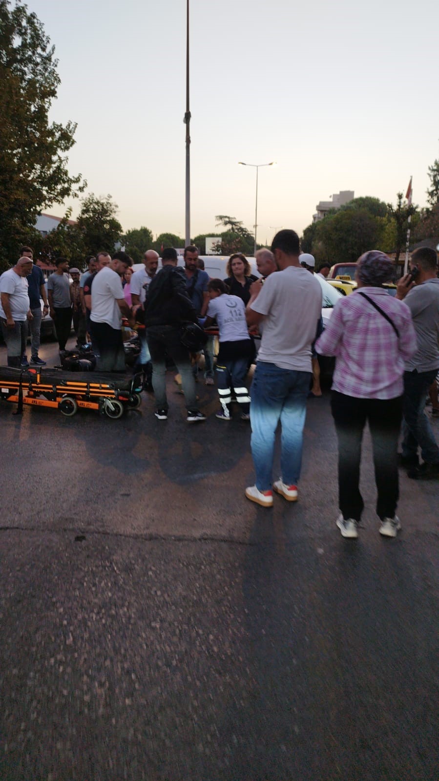 Ters yönden dönüş yapan araç motosikletle çarpıştı: 2 yaralı 