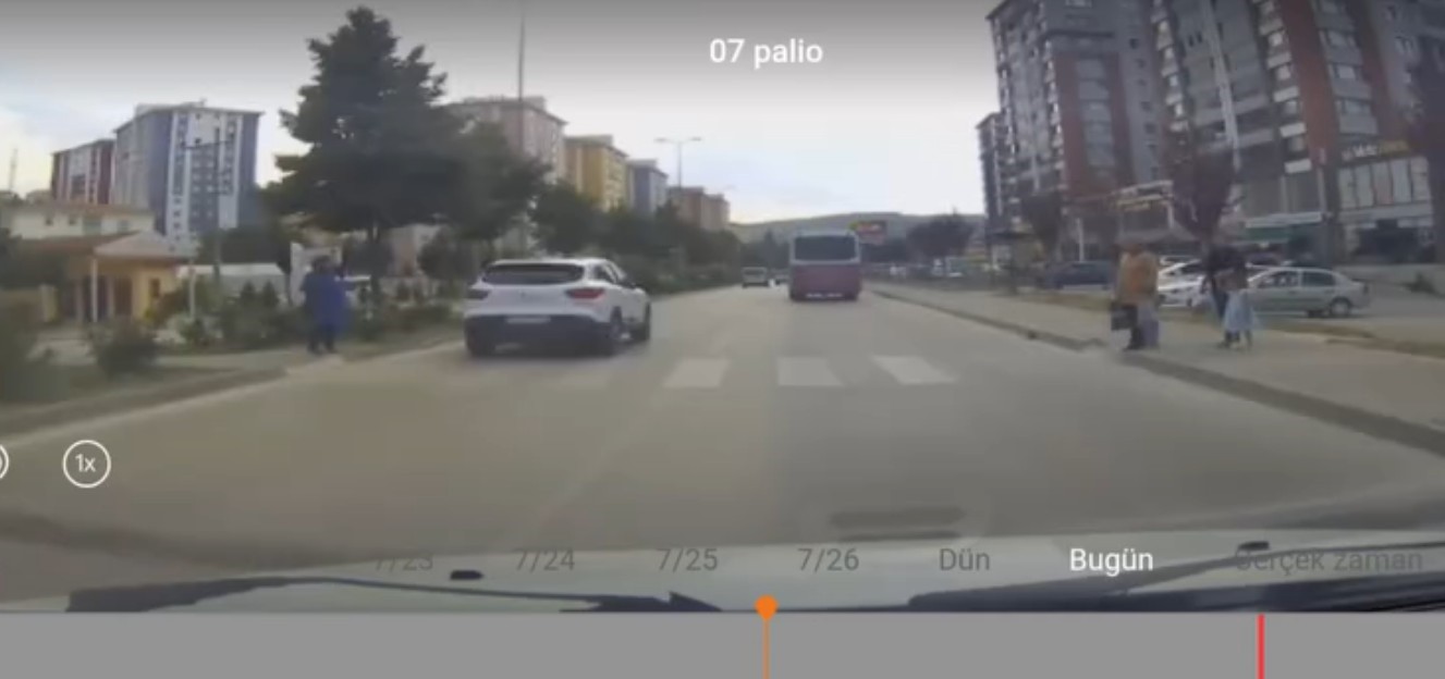 Minibüsün çarptığı yaya yaralandı: O anlar kamerada 