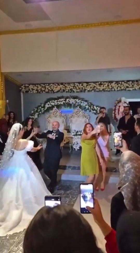 Rumen şarkıcı Otilia düğünde sahne aldı 