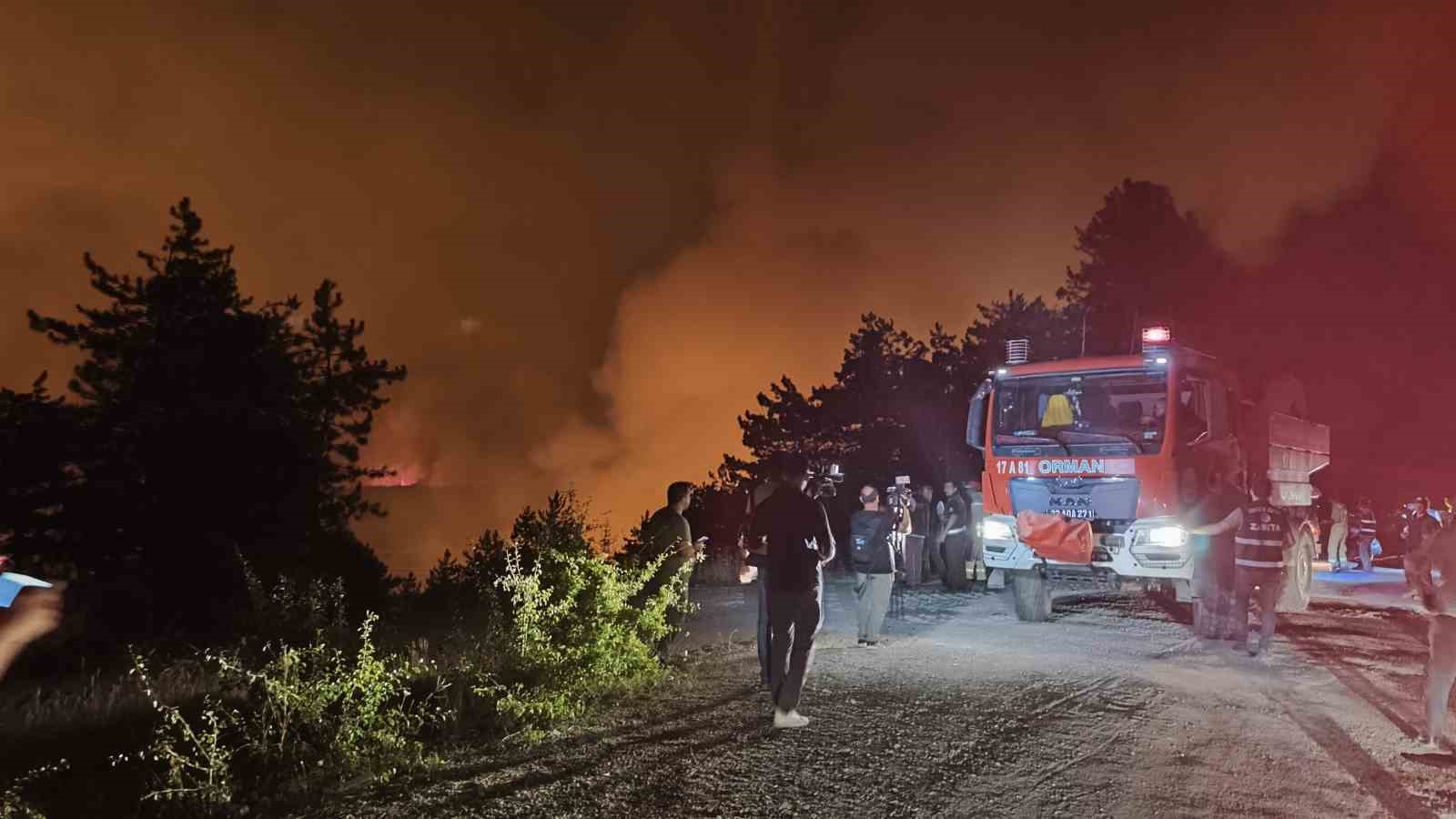 Karabük’te orman yangını büyüyor, iki mahalle tahliye edildi 
