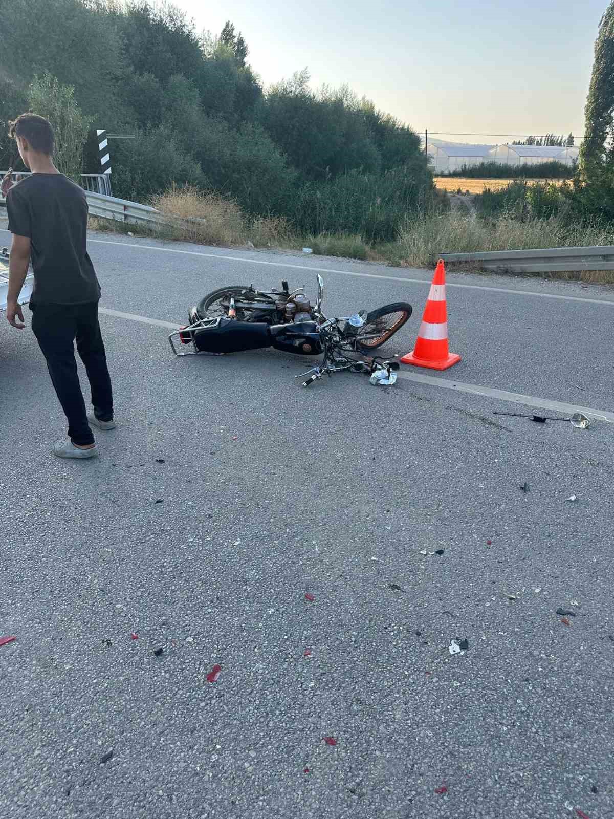 Lüks otomobile çarpan motosikletin sürücüsü ağır yaralandı 