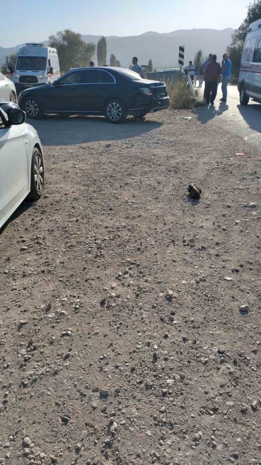 Lüks otomobile çarpan motosikletin sürücüsü ağır yaralandı 