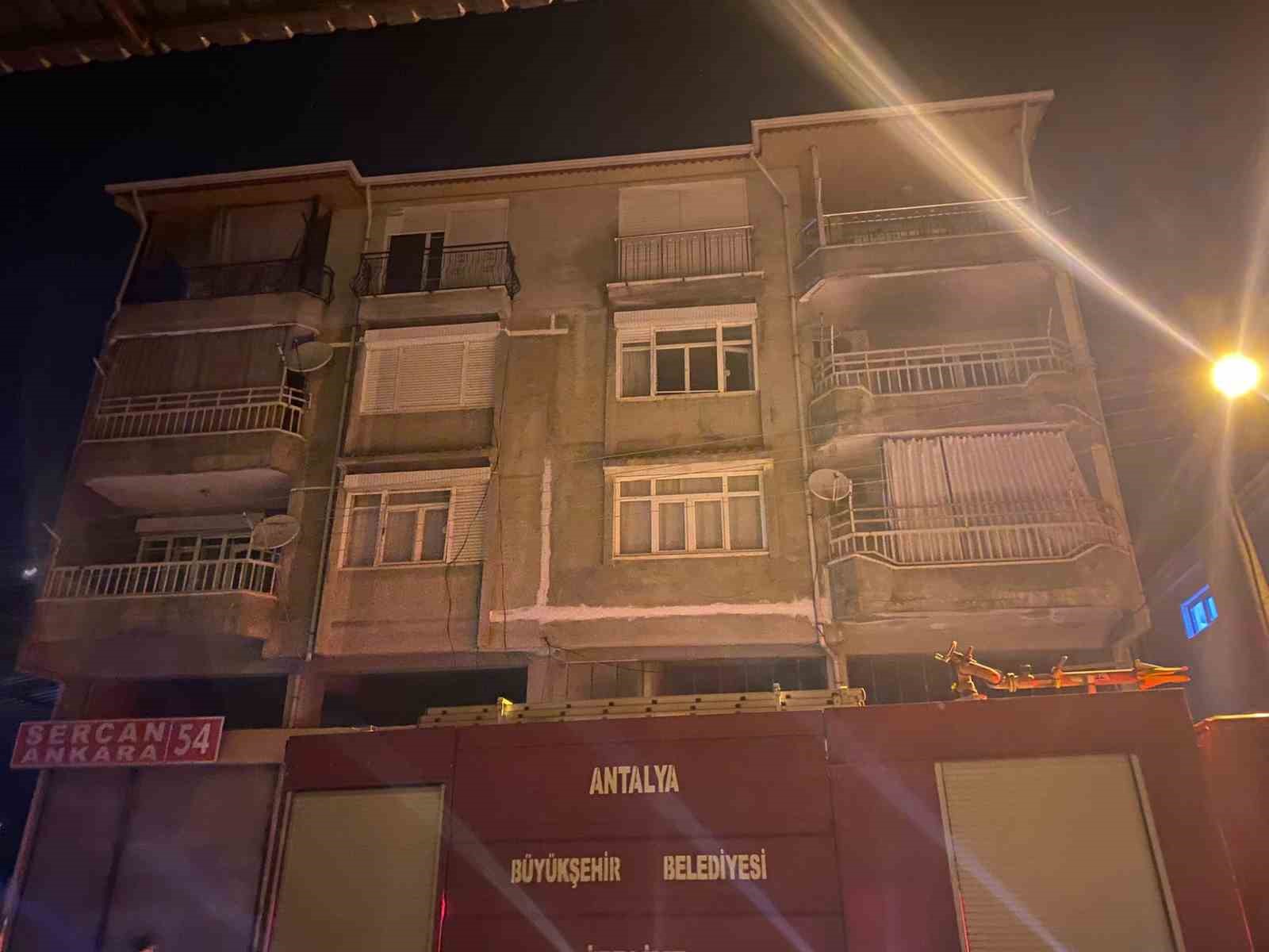 Antalya’da 4 katlı binada çıkan yangında 3 kişi dumandan etkilendi 