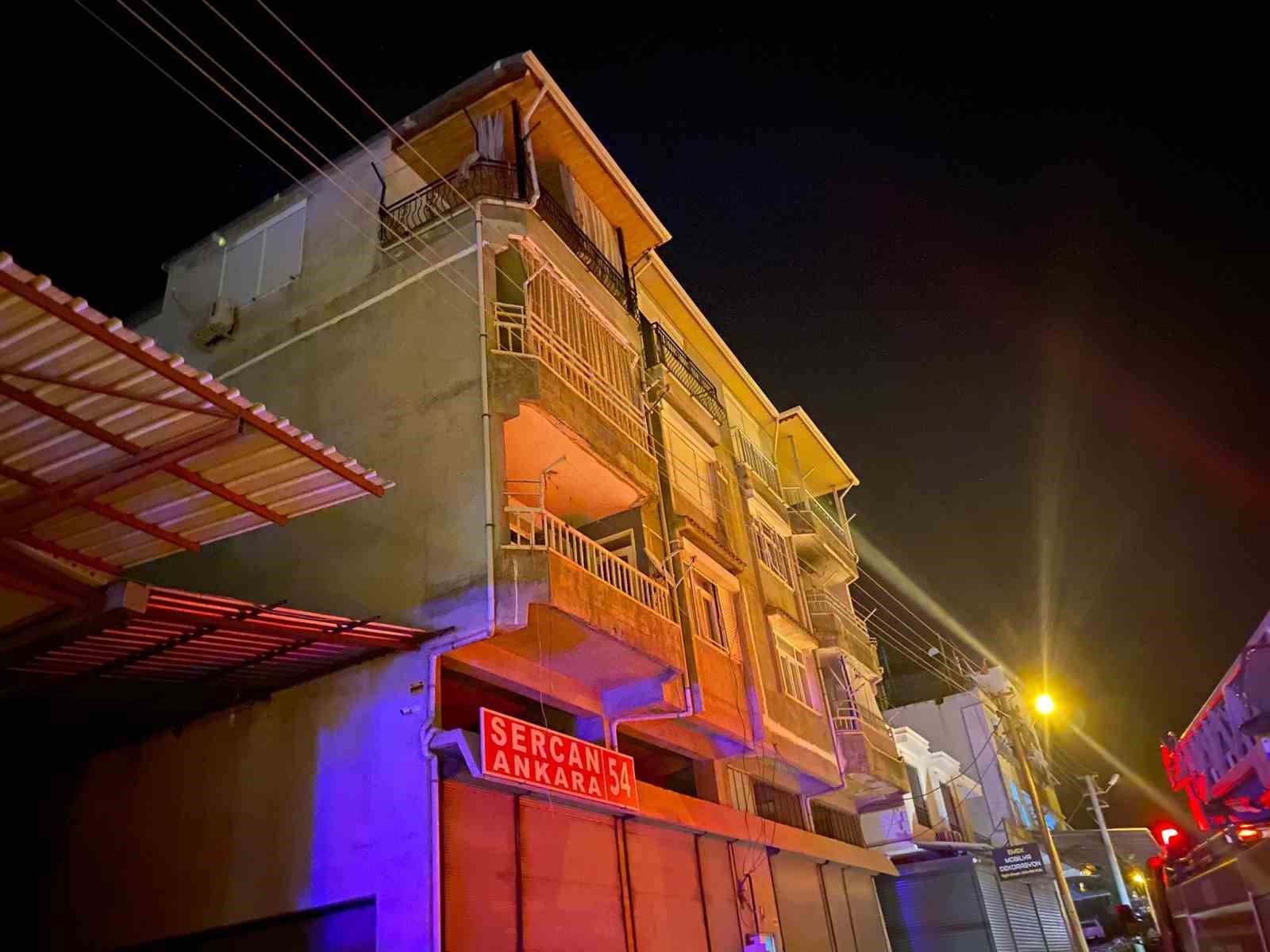 Antalya’da 4 katlı binada çıkan yangında 3 kişi dumandan etkilendi 