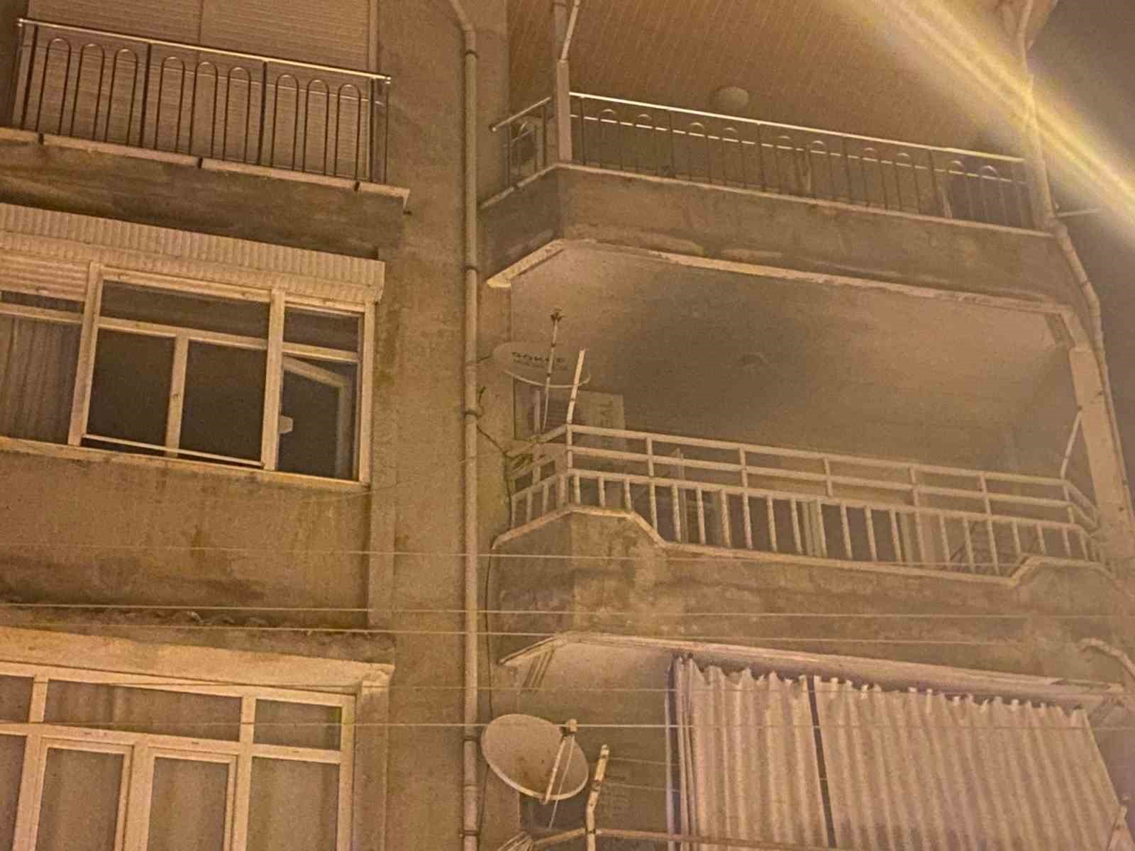 Antalya’da 4 katlı binada çıkan yangında 3 kişi dumandan etkilendi 