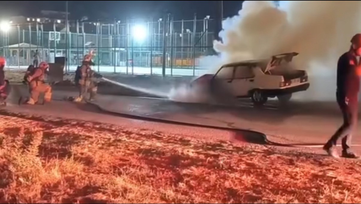 Seyir halindeki Tofaş otomobil alev topuna döndü 