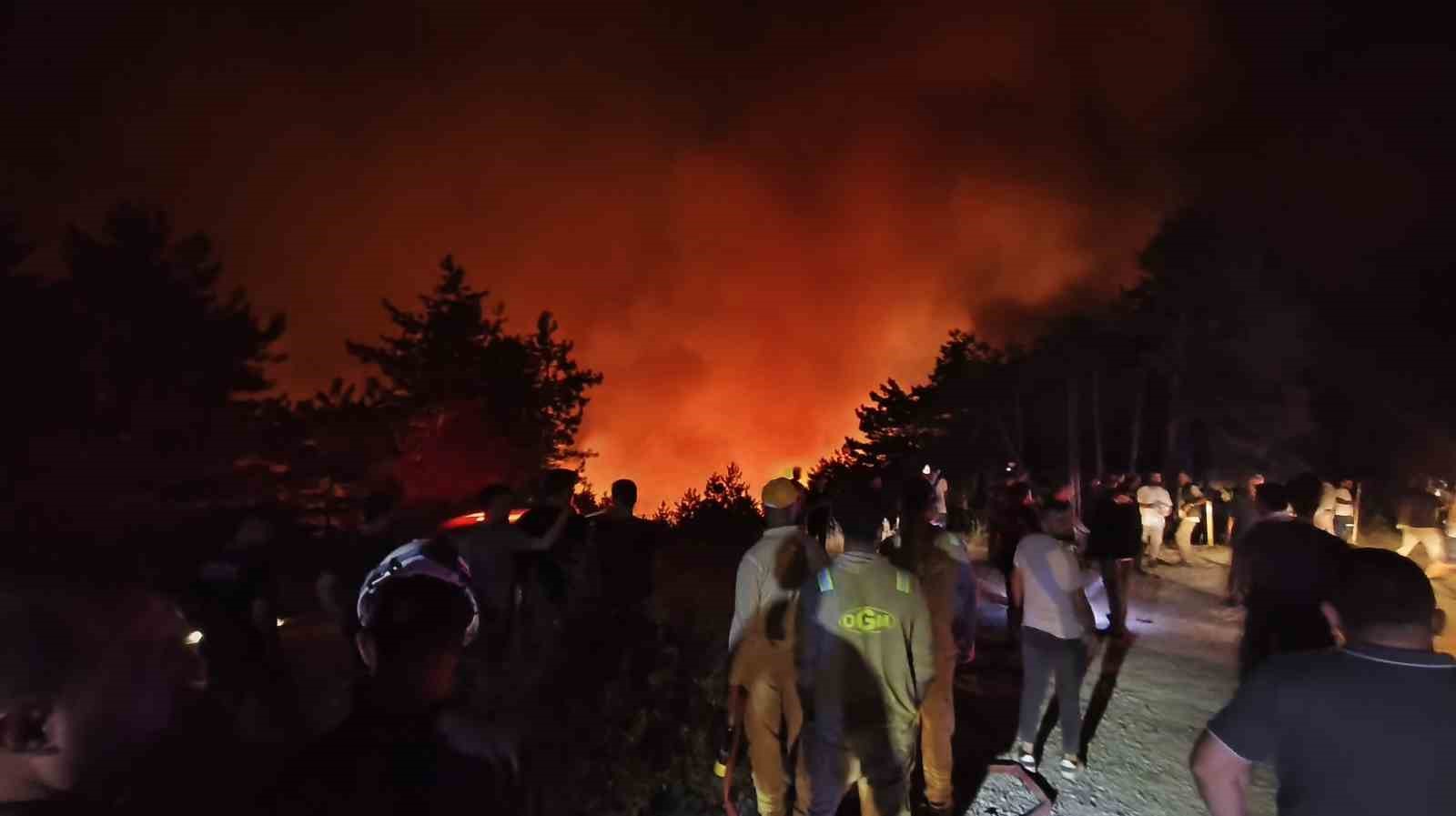 Karabük’te orman yangınına 6 saattir 116 araçla müdahale ediliyor 
