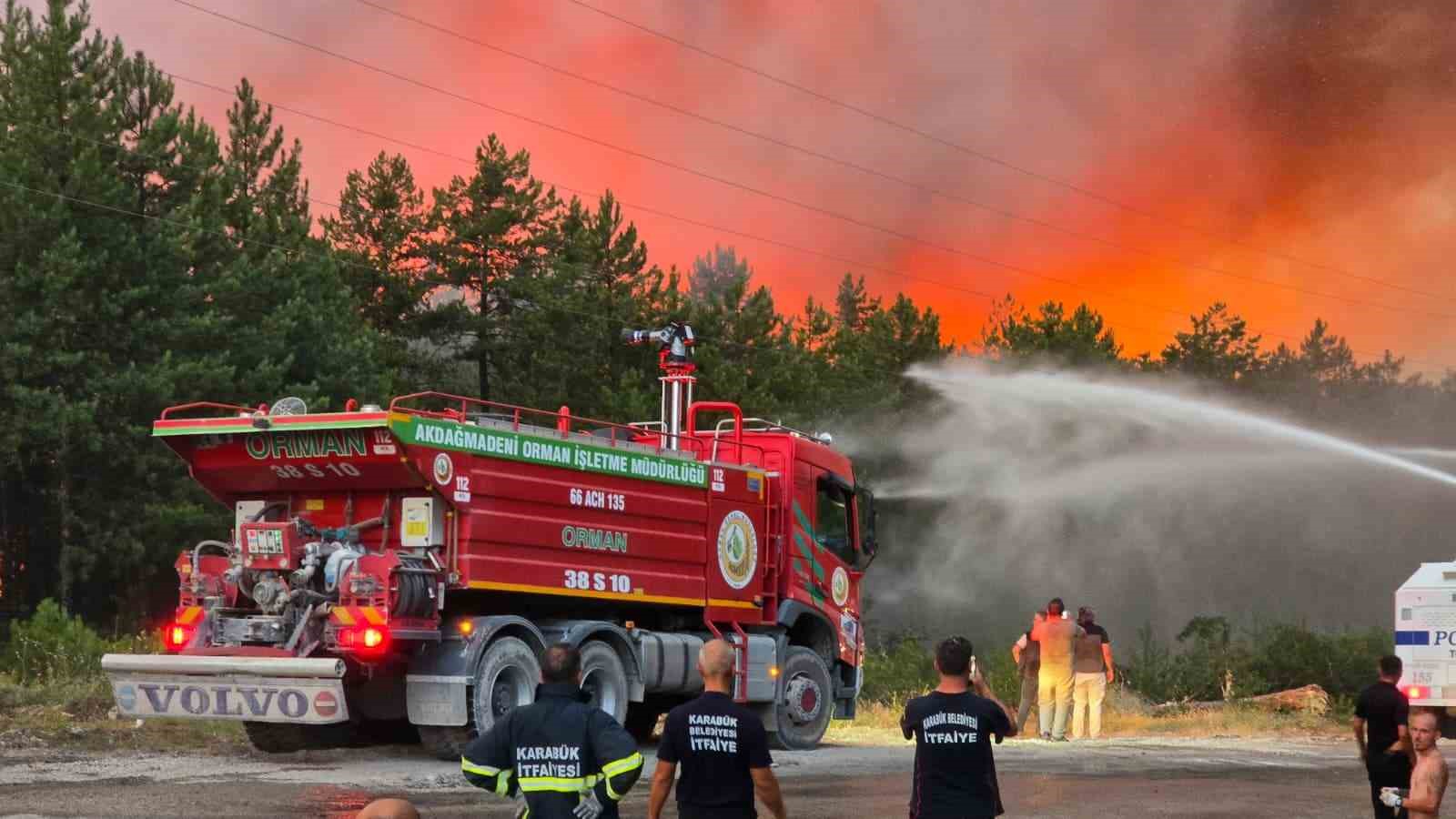 Karabük’te orman yangınına 6 saattir 116 araçla müdahale ediliyor 
