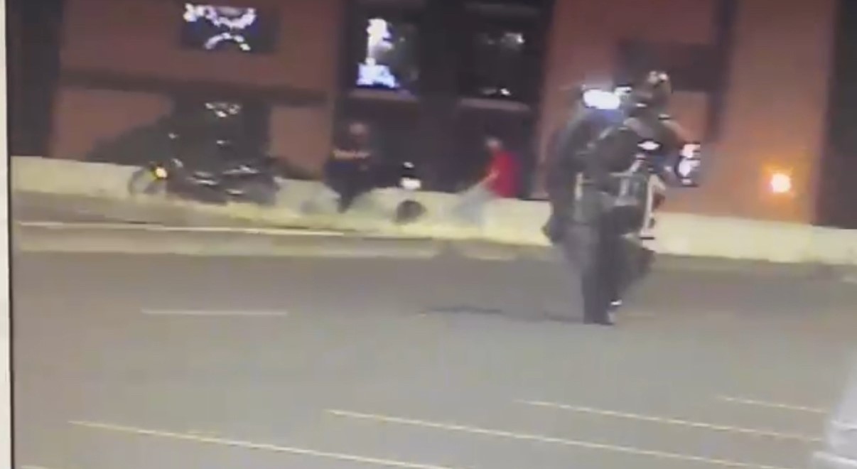 Akrobasi hareketleri yapan motosikletliler sivil trafik ekiplerine takıldı 