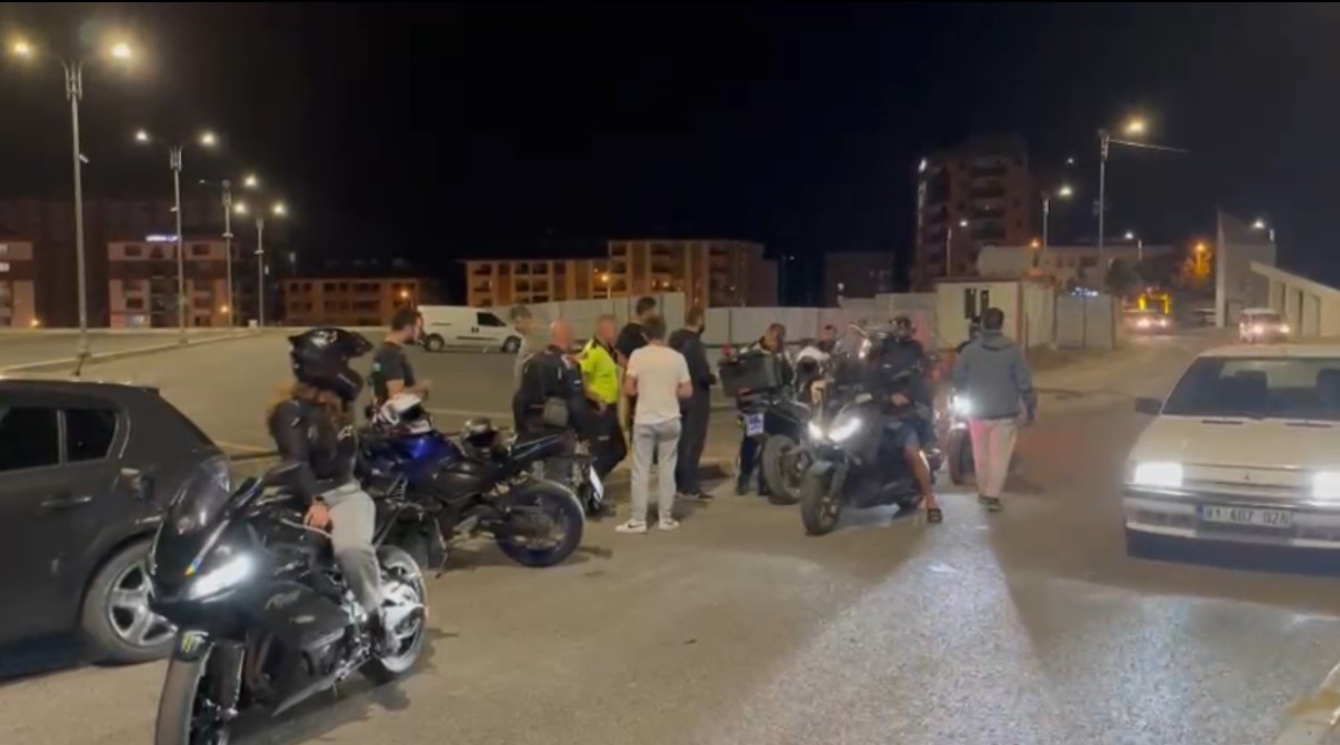 Akrobasi hareketleri yapan motosikletliler sivil trafik ekiplerine takıldı 