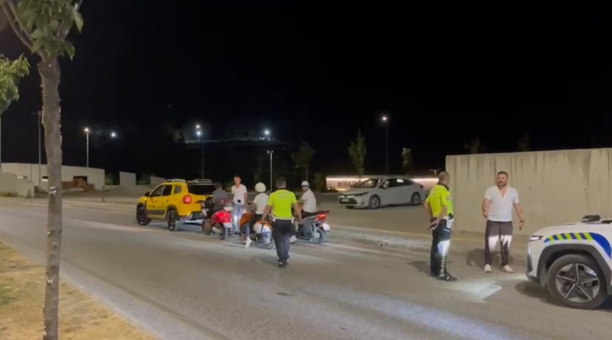 Akrobasi hareketleri yapan motosikletliler sivil trafik ekiplerine takıldı 