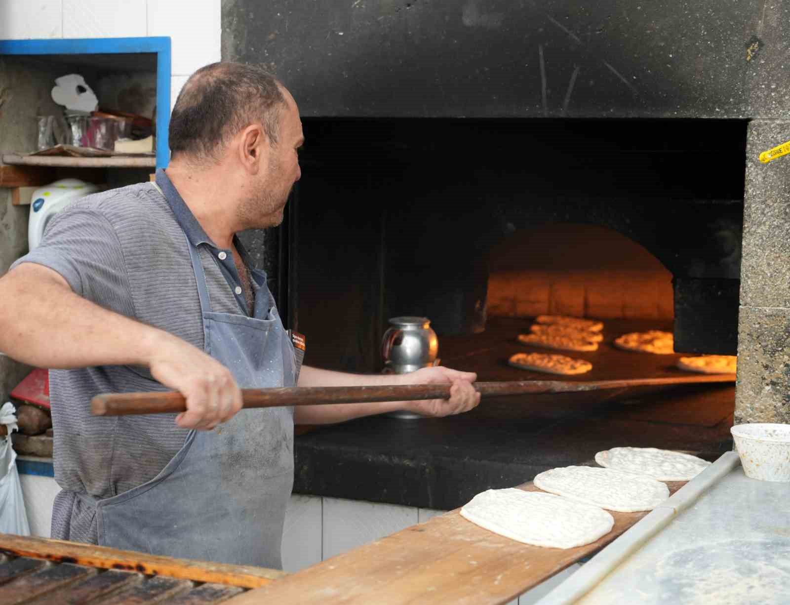 Sıcaklar bunalanlar kapalı alanlara kaçarken onlar serinlemek için dışarı çıkıyor 