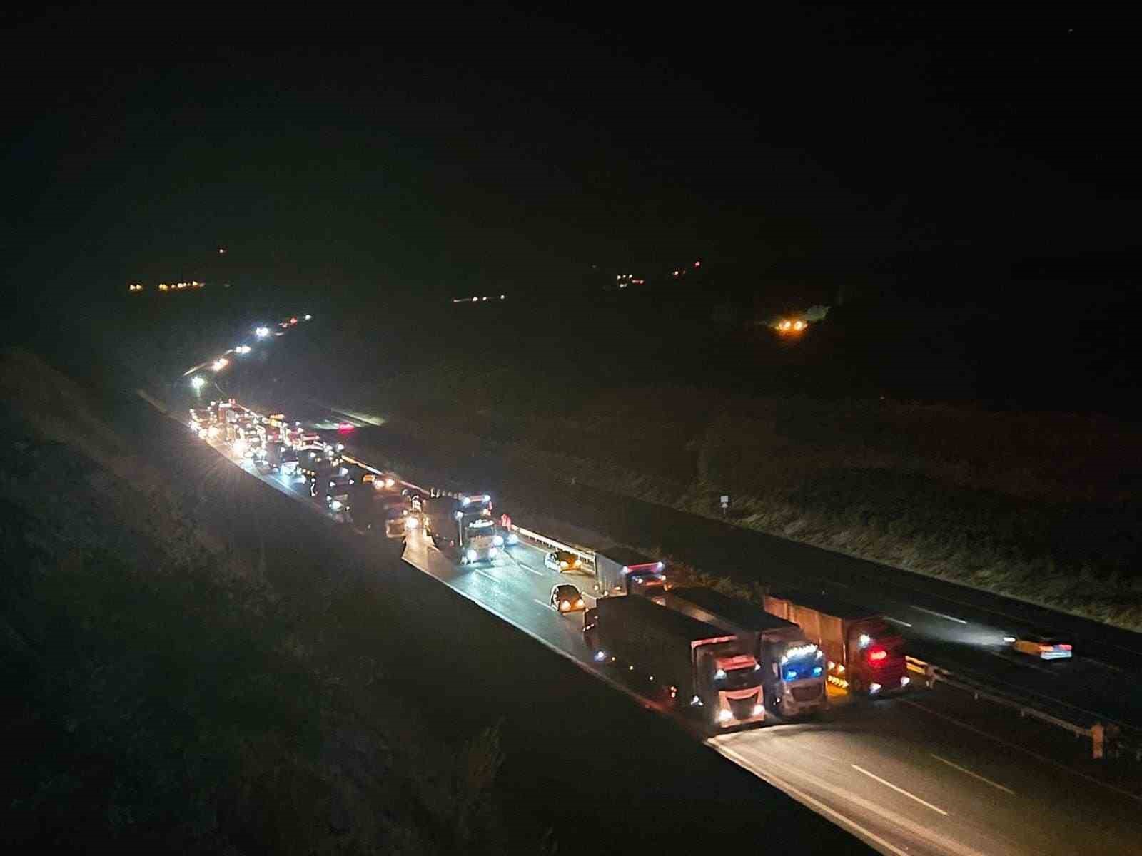 Balıkesir’de otoyolda tır yandı, yangın ormanlık alana sıçradı 