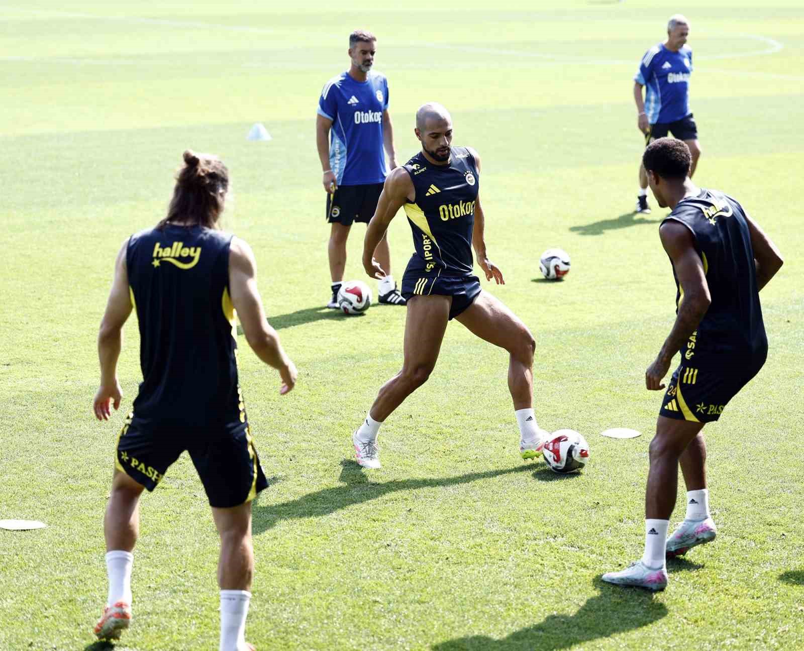 Fenerbahçe, hazırlıklarını sürdürdü 