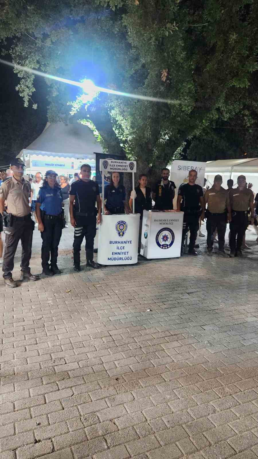 Burhaniye Polisi Kitap Fuarını fırsata çevirdi 