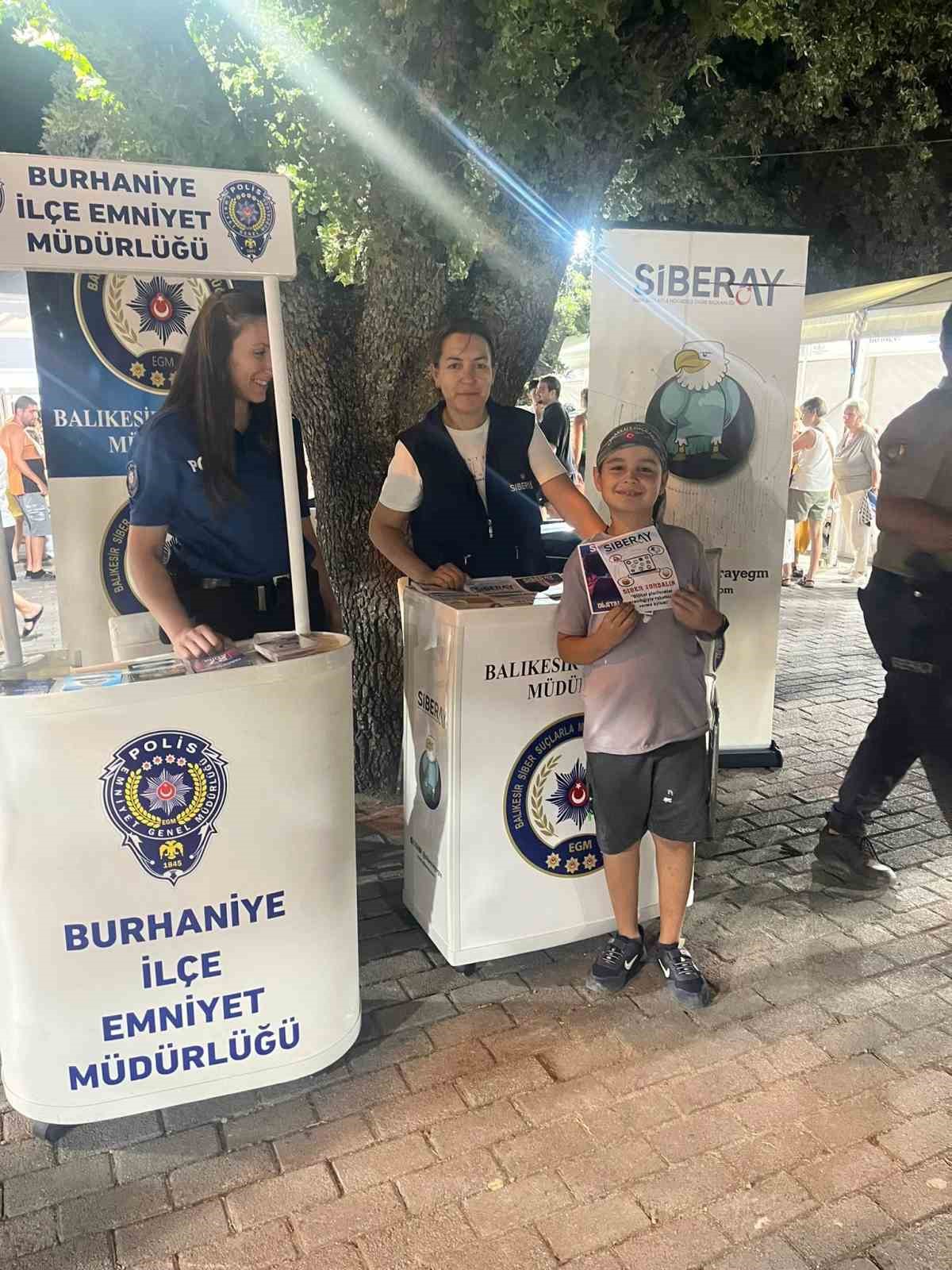 Burhaniye Polisi Kitap Fuarını fırsata çevirdi 