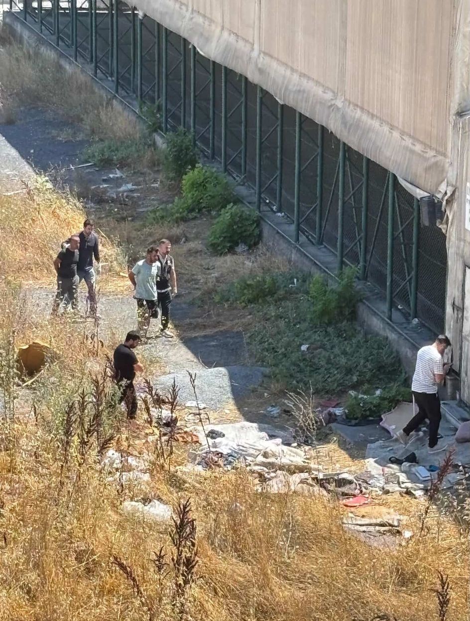 Esenyurt’ta gündüz vakti uyuşturucu kullanan şahıslar cep telefonu kamerasına yansıdı 