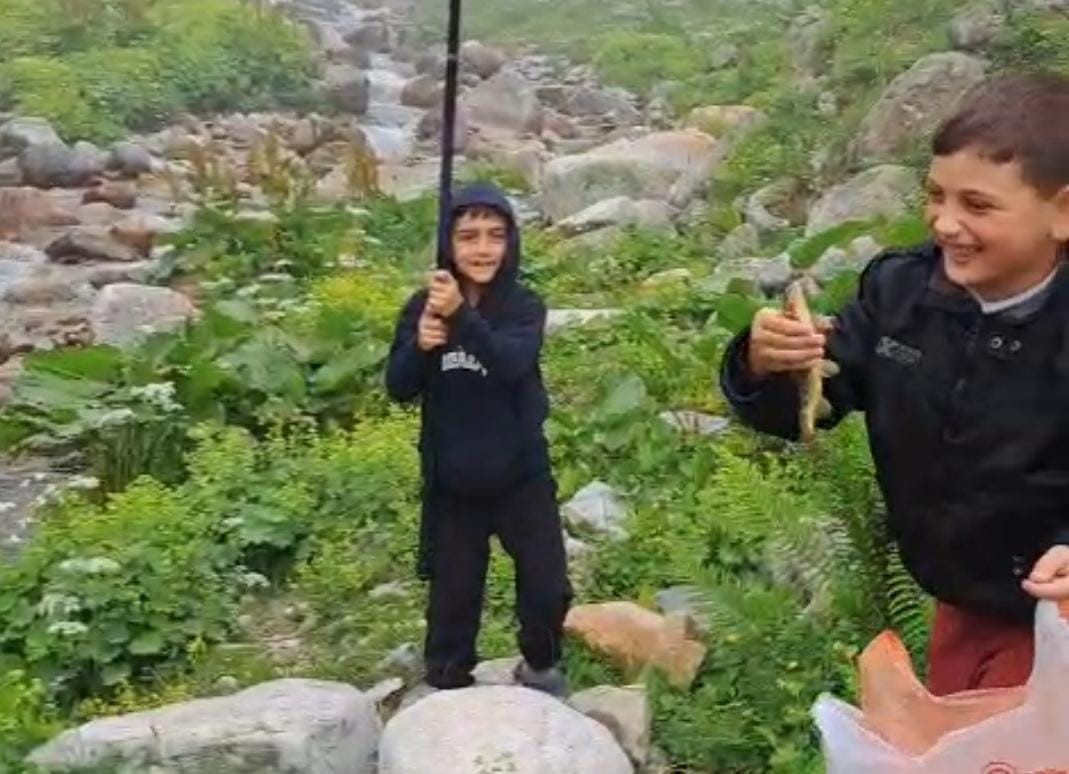 Rizeli miniklerin görülmeye değer ilk balık tutma mutluluğu 