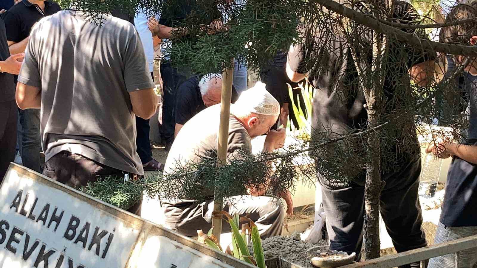 Antalya’da kaldırımda yürürken otomobilin çarptığı üniversiteli genç Burdur’da toprağa verildi 