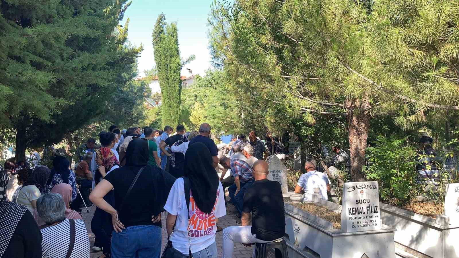 Antalya’da kaldırımda yürürken otomobilin çarptığı üniversiteli genç Burdur’da toprağa verildi 