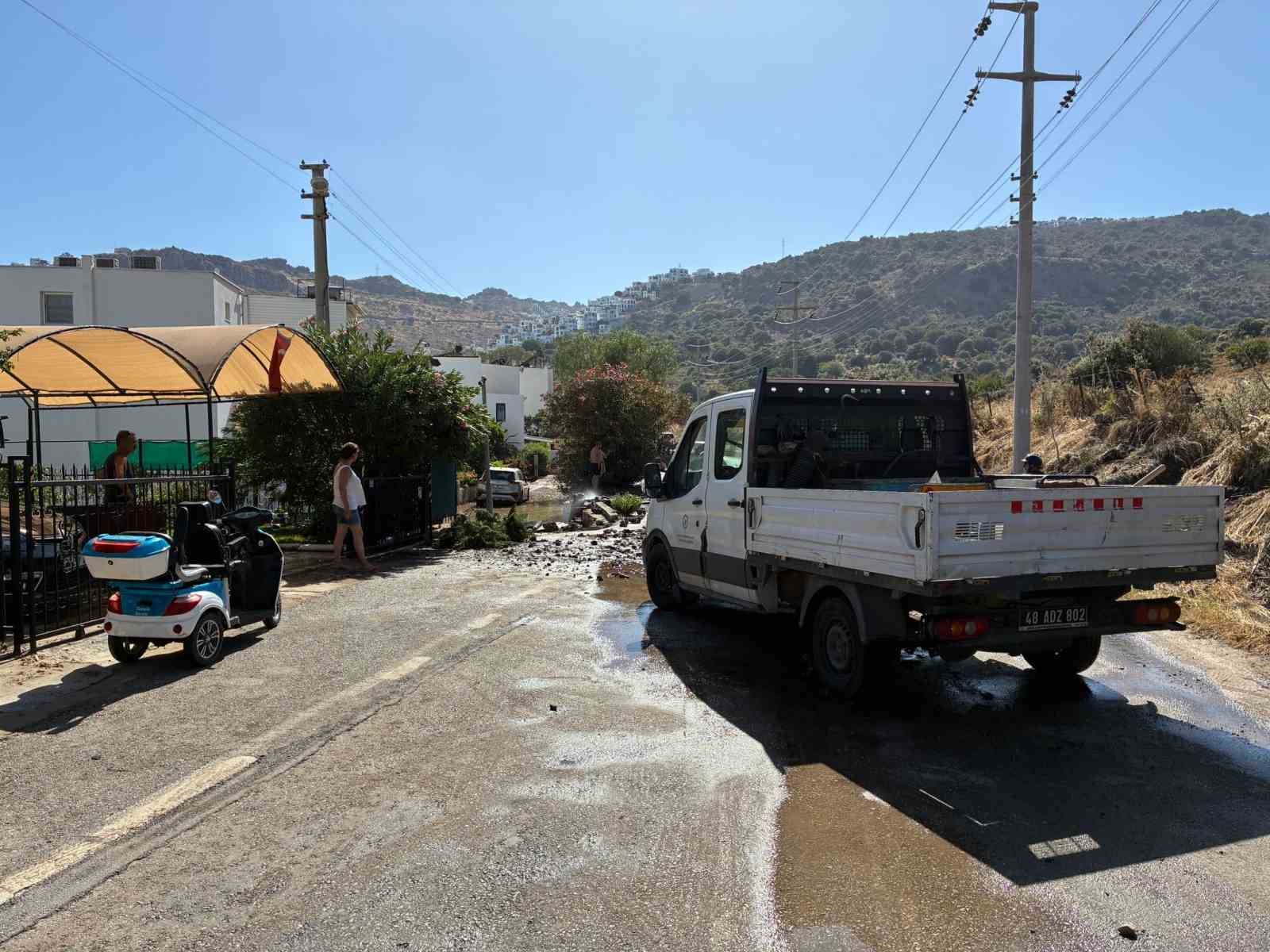 Bodrum’da ana su isale hattı patladı, yol çöktü 