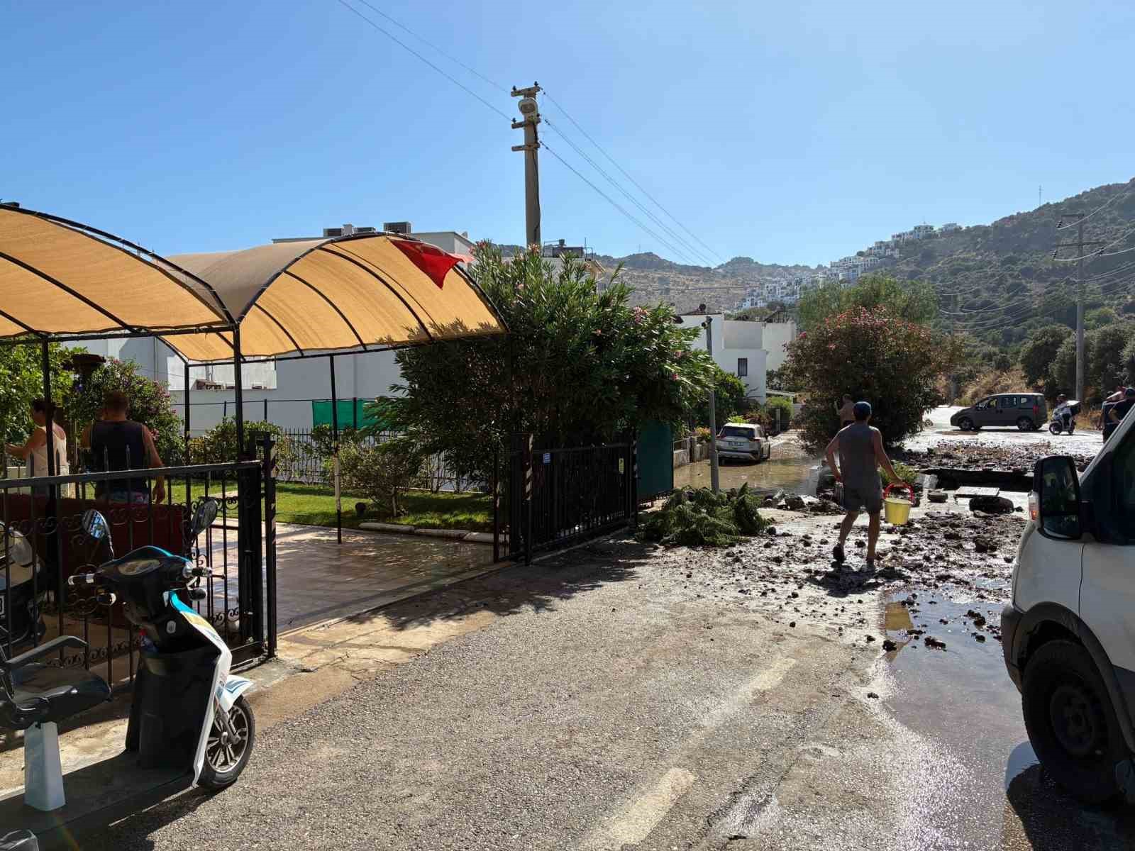 Bodrum’da ana su isale hattı patladı, yol çöktü 