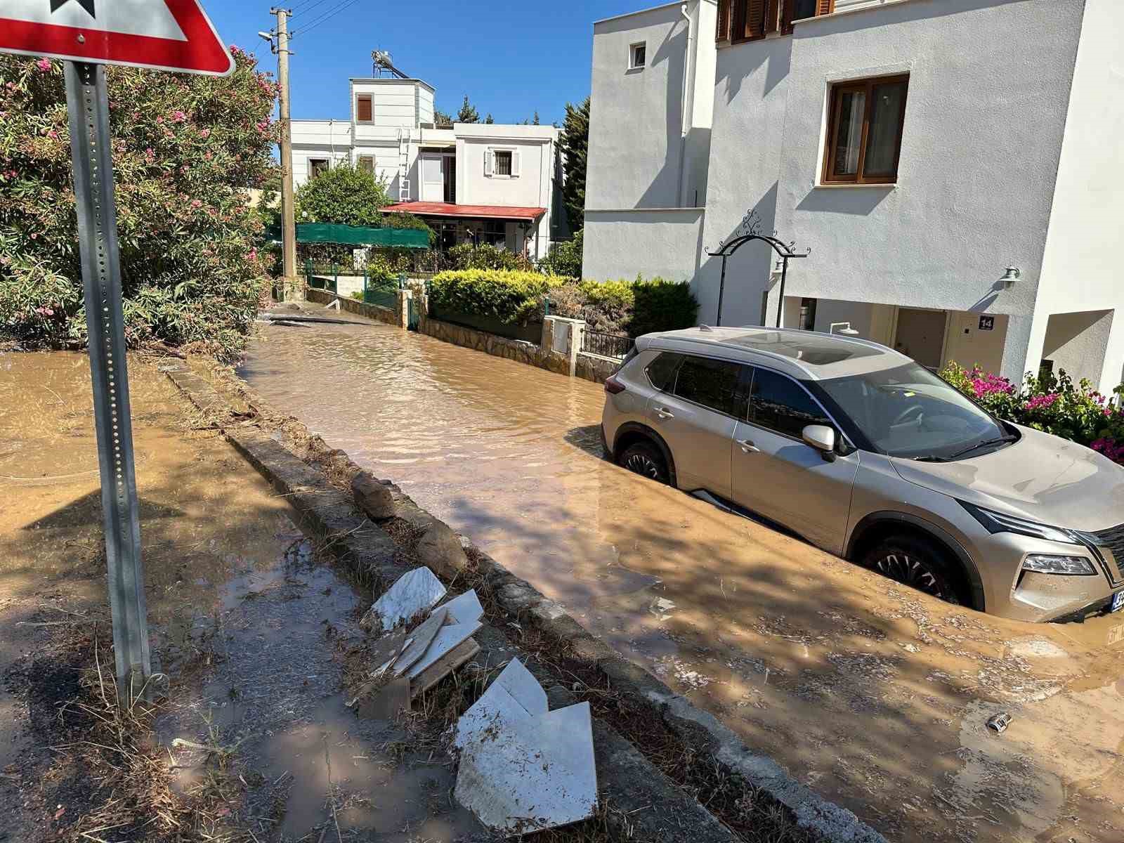 Bodrum’da ana su isale hattı patladı, yol çöktü 