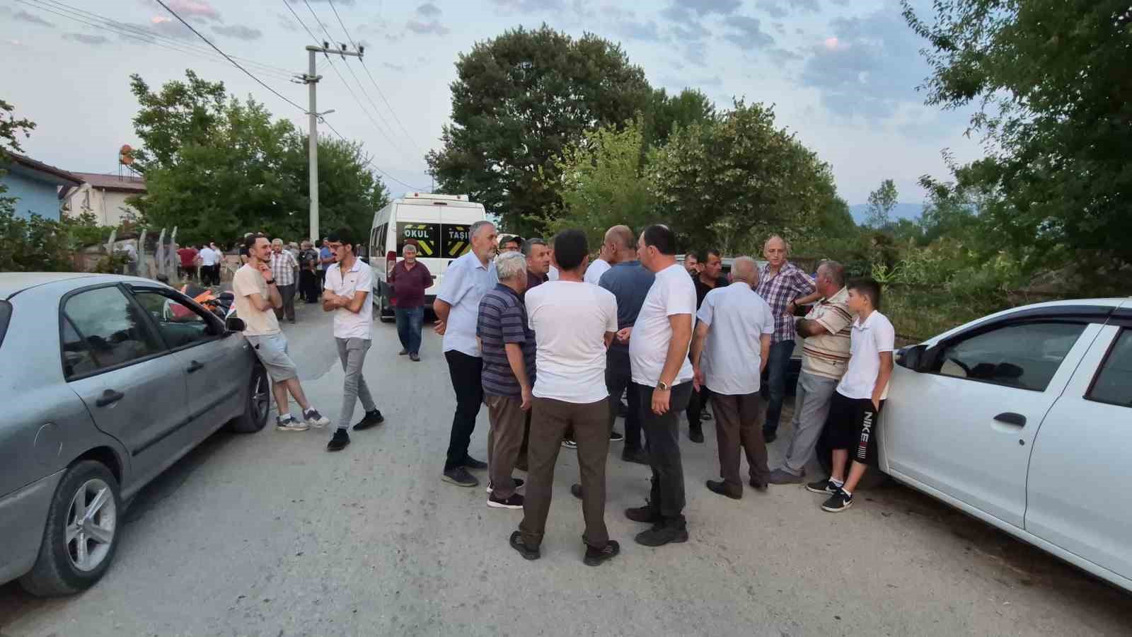 Susuz kalan 3 köyün sakinleri yol kapattı 