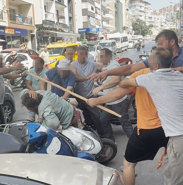 Yol ortasında öldüresiye darbettiler: O anlar kamerada 