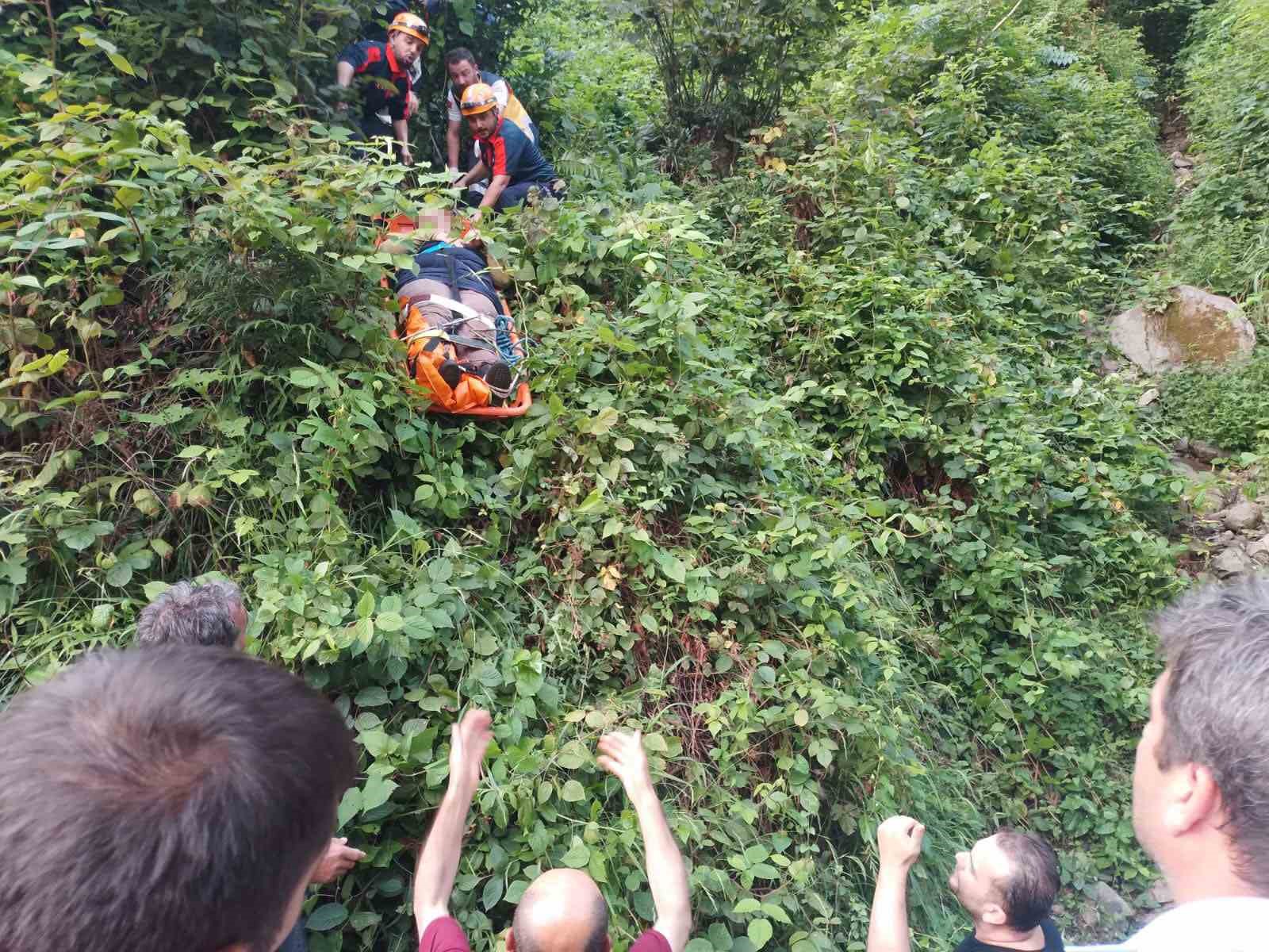 Arazide yaralanarak mahsur kalan kadın, AFAD tarafından kurtarıldı 
