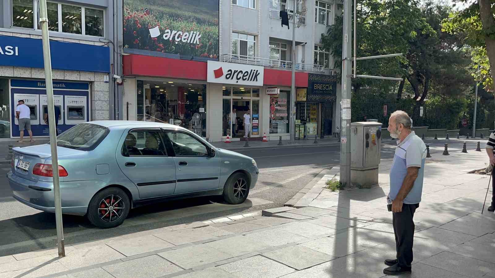 Otomobili arızalanan mağdur, insanlık beklediği kişi tarafından dolandırıldı 
