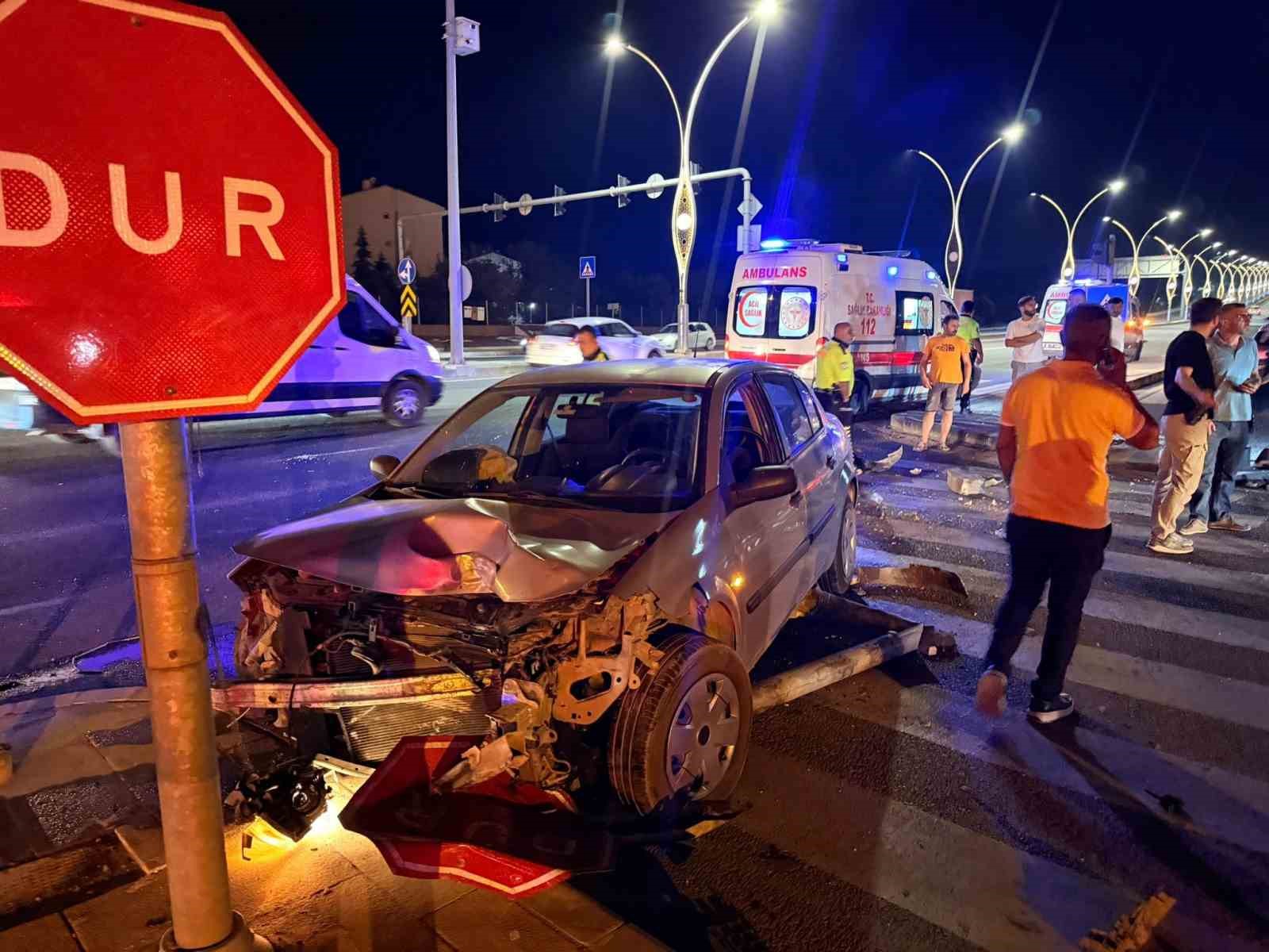 Ankara’da ters yöne giren otomobil, motosiklete böyle çarptı: 2 yaralı 