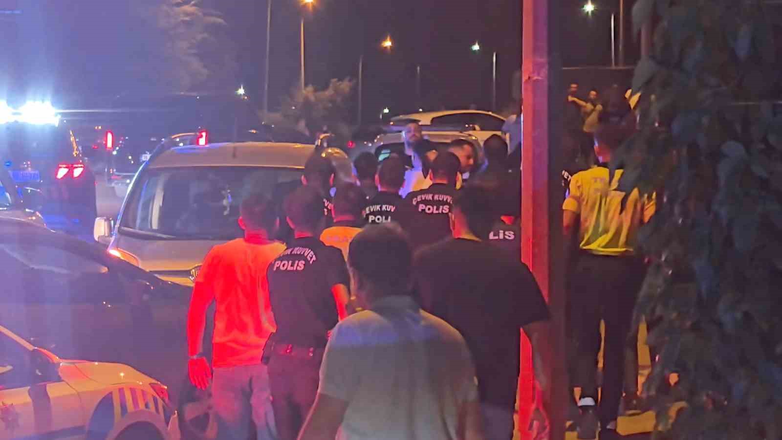 Gençler arasındaki kavga kamerada... Polis biber gazı sıktı, gözaltına aldı 