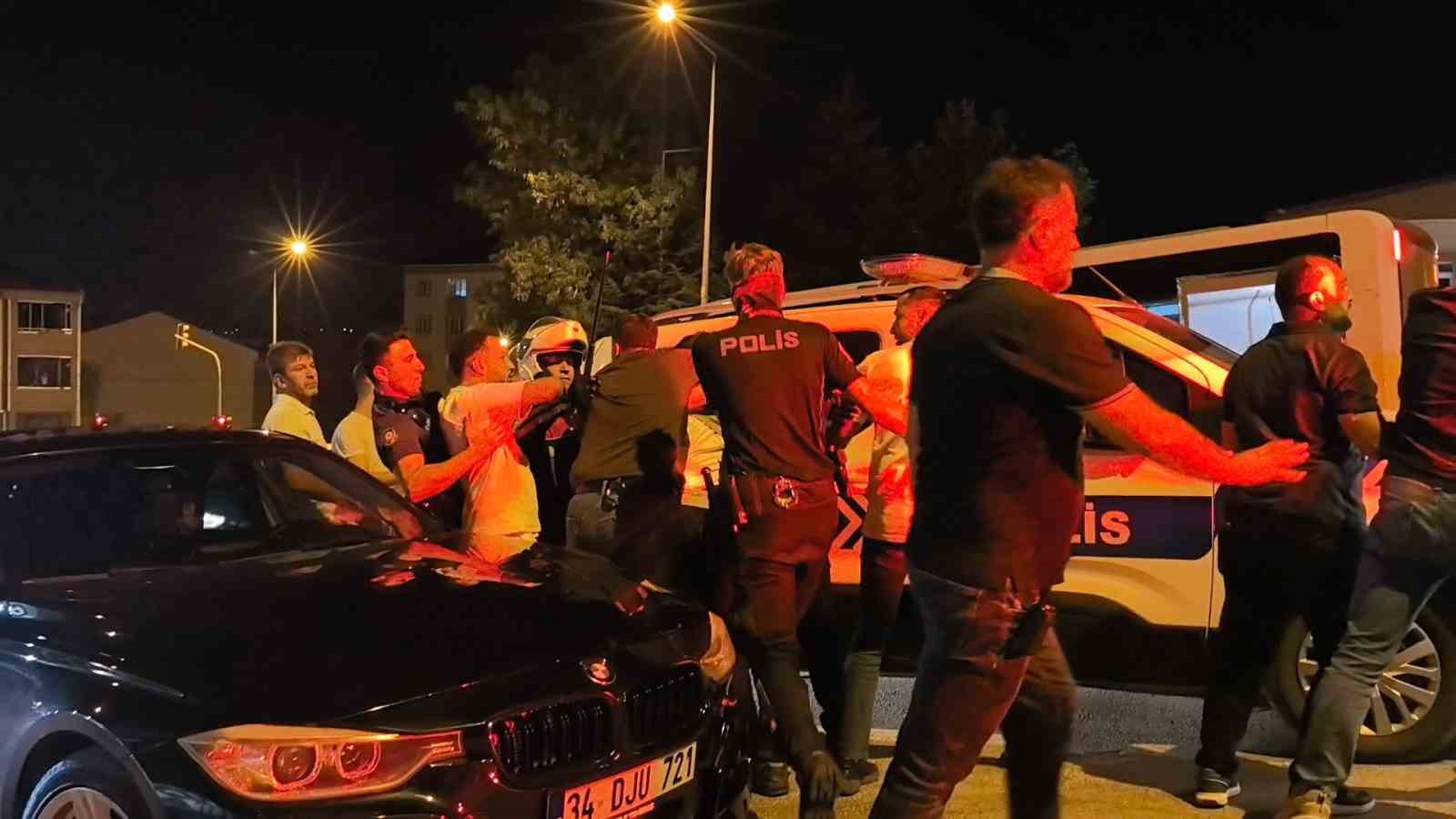 Gençler arasındaki kavga kamerada... Polis biber gazı sıktı, gözaltına aldı 