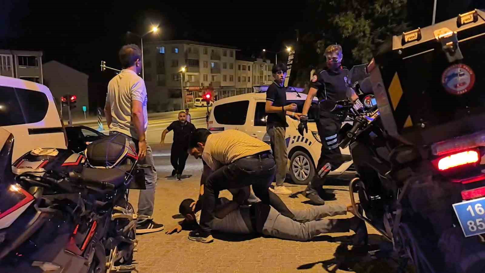 Gençler arasındaki kavga kamerada... Polis biber gazı sıktı, gözaltına aldı 