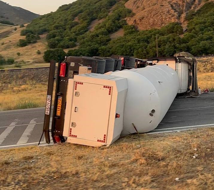 Erzincan’da devrilen kimyasal gaz yüklü tır ulaşımı 3 saat aksattı 