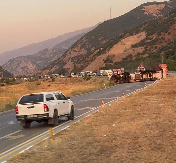 Erzincan’da devrilen kimyasal gaz yüklü tır ulaşımı 3 saat aksattı 