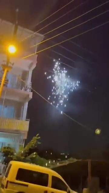 Sıcak havanın etkisiyle patlama yaşanan elektrik telleri korkuttu 