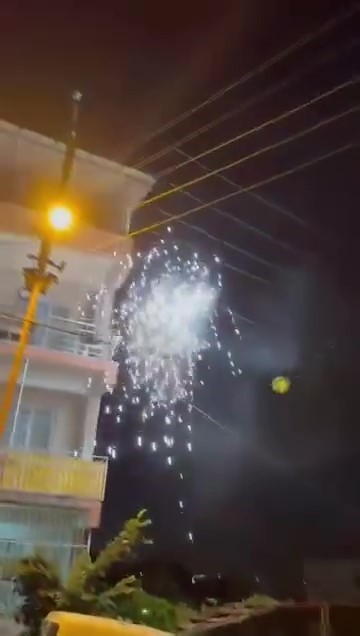 Sıcak havanın etkisiyle patlama yaşanan elektrik telleri korkuttu 